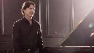 Arthur Hanlon, Un piloto del piano y viajero musical