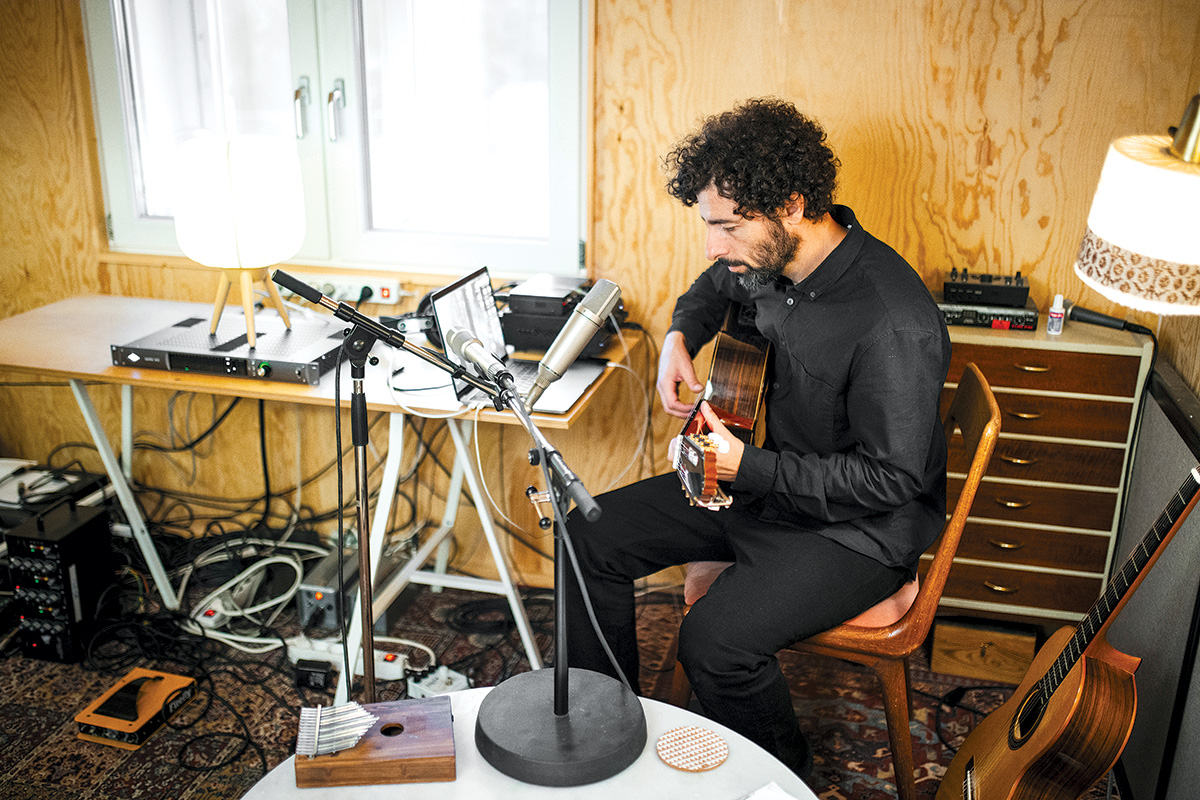 Jose Gonzales in his home studio. Foto by Ellika.